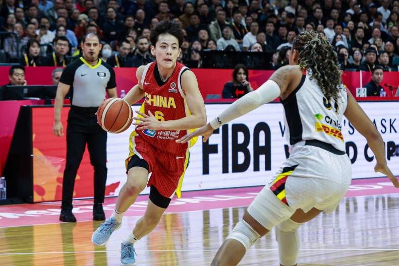 九游体育-女篮队长杨舒予10中3：仅7+3+4+2+1 下半场4中0遭冻结
